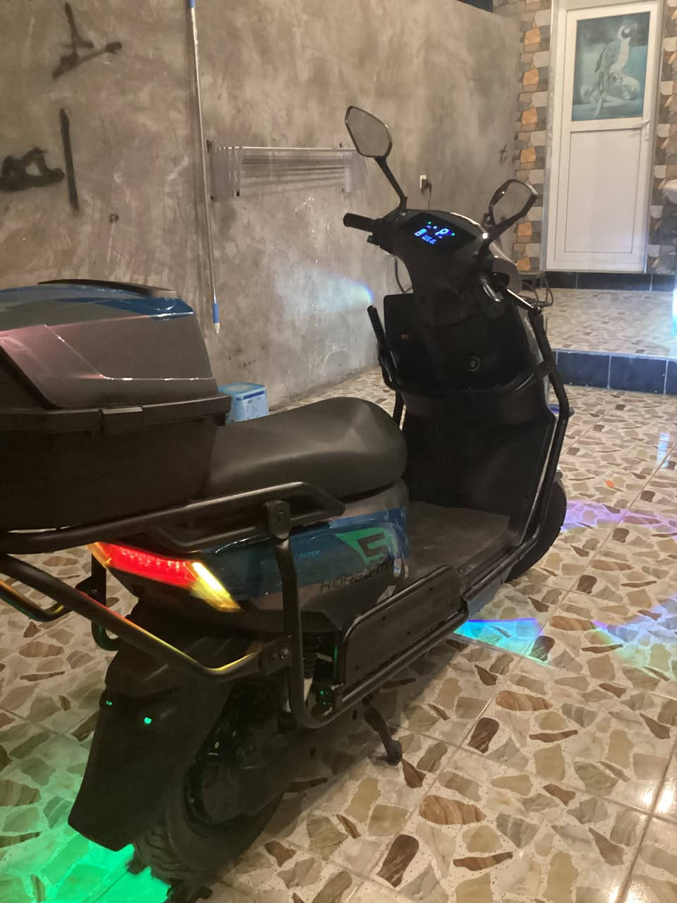 سلام عليكم ماطور شحن للبيع نوع شبح من شركة ((KOREA-MR)) موديل ((2025)) بعدة جديد مستعمل شي قليل جدا  لون مميز جدا الماطور كامل مكمل شغل وطلع بطاريات 🔋 كلهن شرط الفحص كلهن على الفحص الماطور شخط مآبي كهربائيات كلها شغالة هورن نشرات مرايات دبل اشاير إشارة يمنة يسرة لايت زنون عالي ناصي بلوتوث بي نظام البك R يعني يرجع ليورة بي نظام الP للحماية جنطة جبيرة مع جنطة إضافية 6 بطاريات 🔋 على الفحص وين مايعجبك لدات ويا خوذة ⛑️ الماطور كامل من كلشي شغل واطلع السعر 600 وبي مجال للطيبين وللشراي المكان الأنبار الرمادي / الرقم *********** تحياتي للجميع
