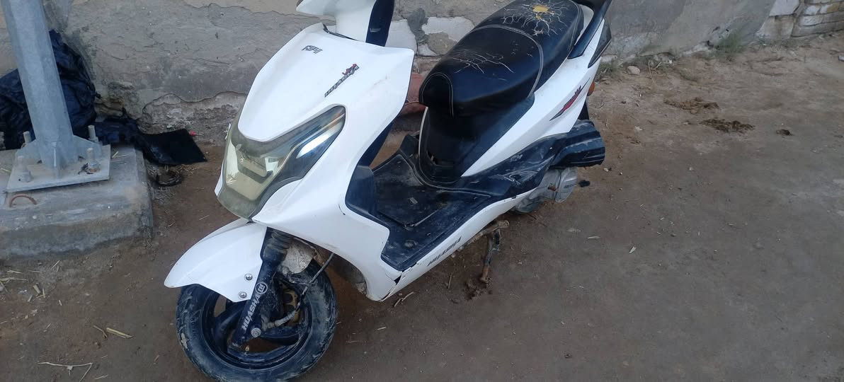 دراجه سكنس صيني دراجه حلوه اومناسبه عدادات كلهه تشتغل اشاير بلاجكتور عالي او ناصي شرط ثلجي دراجه حلوه كفر اشويه بيه ضرر من الجهه اليمنى تايرات جدد الباقي گدام عينك للعلم الدراجه ما مغسوله. خاص مفتوح هاتف ***********
