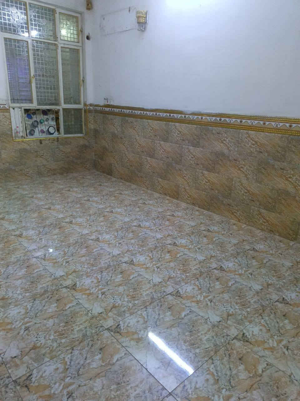 يتوفر دار للأيجار مساحة 100 متر طابق واحد نضيف يحتوي على استقبال ومطبخ وغرفة نوم وصحيات (ايجاره 400) مطلوب عائله صغيرة العنوان الزعفرانيه نهايته الأربع شوارع بشارع مخبز جنات الغدير للاستفسار ***********
