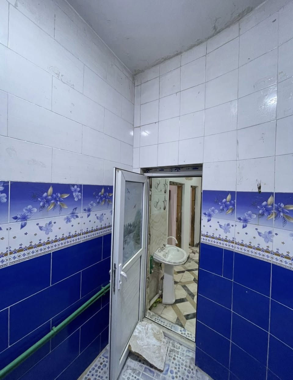 شقة للإيجار طابق اول في الحكيمية قرب المفتية تتكون من غرفتين ومطبخ مفتوح على الصالة وصحيات ومنور صغير سعر الايجار 350 الف قفل سكن عوائل فقط ***********
