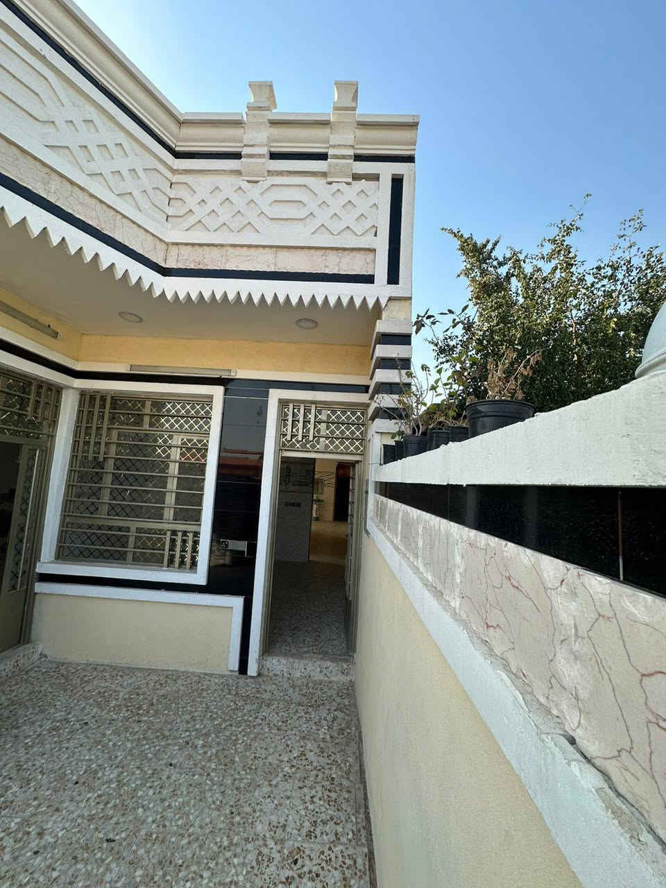 السلام عليكم بيت للبيع مساحة 200متر زراعي سند117
في بغداد( منطقة الاصلاح قرب جامع الرسول الاكرم)  تبعد 10دقائق عن الجزيرة بغداد السياحية يتكون البيت من غرفتين نوم وصالة استقبال ومطبخ مع صحيات داخلية وخارجية بناء حديث سعر 75  الشراي يتصل او واتساب ***********
