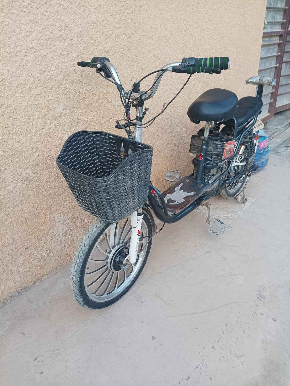 سلام عليكم دراجه شحن للبيع 
السعر 250 بيها مجال للشراي
***********
