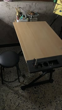 ميز وكرسي • نظيف • استعمال سنة