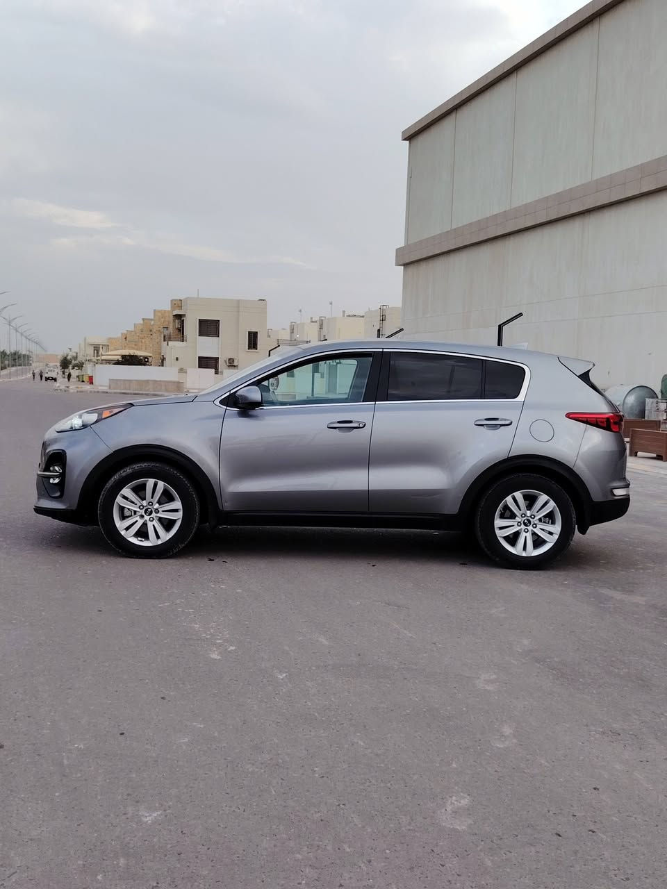 السلام عليكم للبيع بسعر مناسب 143 كيا سبورتج 2019 وراد امريكي الضرر فقط بس بنيد وشبر بجاملغ شرط بدون داخل السياره حيل حلوه وجاهزه كير ومكينه شرط مكينه 2500 شرط اي دوانز مابيه رافع الكازكيت مالته السياره تبريد وتدفئه شرط شغالات تخم تايرات جدد صدر امامي خلفي جديد داخل لونين حيل حلو وبجم عالي ناصي زنون بلاجكتور زنون تحويل مباشر العنوان تكريت
***********
