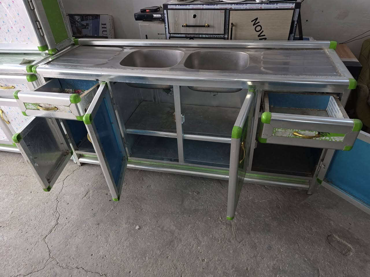 كاونتر مترين ونص وسنكي مترين ابو الحوضين مستخدم نضيف للبيع 3قطع السعر ب285 العنوان كربلاء حي العامل نهاية 🔚 السوق الاخير قرب جامع اهل البيت معرض بركات ال محمد عليهم السلام والتحيه هاتف 📞 ***********
