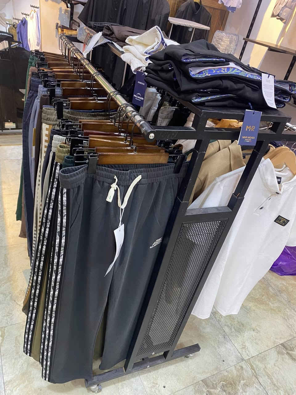 للبيع الذهبي 175 الف
الاسود ب75 الف
مكاني بصرة 
***********
