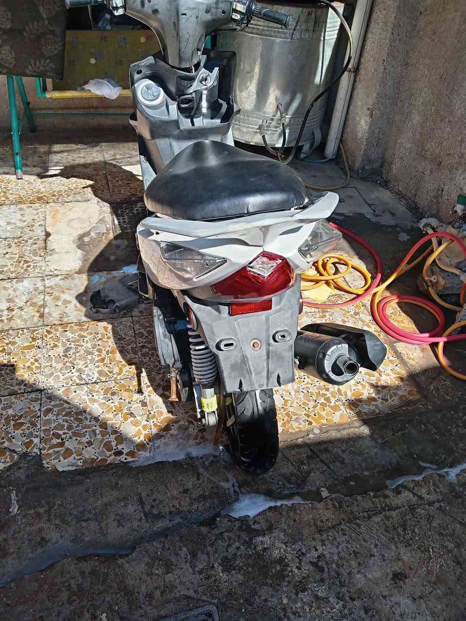 السلام عليكم...  ماكس مضلع حديث للبيع 
دراجه كفاله عامه  
كلجات WF
صالنصه رياضي FM
الدراجه نوزل باتري جديد وفيت بم جديد وزوج تايرات جلاتين جدد 
كفرات ختم واحد
ناقصهه بس بجم الدراجه
***********
السعر 650 وبيهه مجال للطيبين
