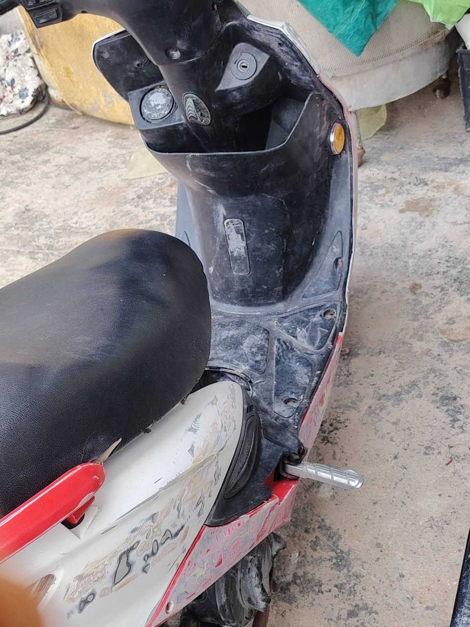 السلام عليكم شباب كامكو جفور البيع ستوني شادله محرك حاوي المحرك مامفتوح بي ولابرغي الراجه شلعه ومعدل  وشلع حلو  كهباياته كلهن شغلات لايت علي نصي الديشبول شغال بس الكيلومتر طفي وكفراته گدامكم  ومكاني النجف طريق كربلاه عمود 130وسعر475وبيه مجال قليل رقم ***********بي وتساب اليمي شتري اليتعبني ويا
