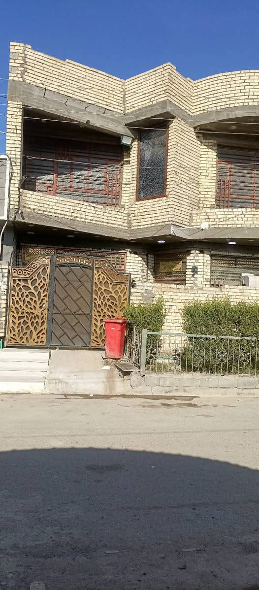 🏡 بيت راقي للبيع في بغداد / المحمودية – حي الشهداء 🏡
✨ فرصة حلوة لعائلة تدور بيت واسع ومرتب، موقع هادئ ونظيف، تصميم عصري ومريح!

🔹 المساحة: 137.5 متر بالسند
🔹 الواجهة: 10 متر
🔹 يتكون من طابقين + سطح

🔸 الطابق الأول:
– صالون استقبال (صالح الخطّار) أنيق ومرتب
– هول داخلي واسع بيه محور درج ومكان تلفزيون
– مطبخ نظيف
– غرفة نوم
– حمامين (واحد داخلي وواحد خارجي)

🔸 الطابق الثاني:
– 3 غرف نوم
– محور (هول علوي صغير)
– حمّام

🔸 السطح:
– بيتونة + 3 خزانات مي + مطر ساعد ونازل
– كهرباء 3 فيز

💰 السعر: 140,000,000 مليون دينار عراقي (قابل للتفاوض)
📞 للتواصل ,(***********)]
