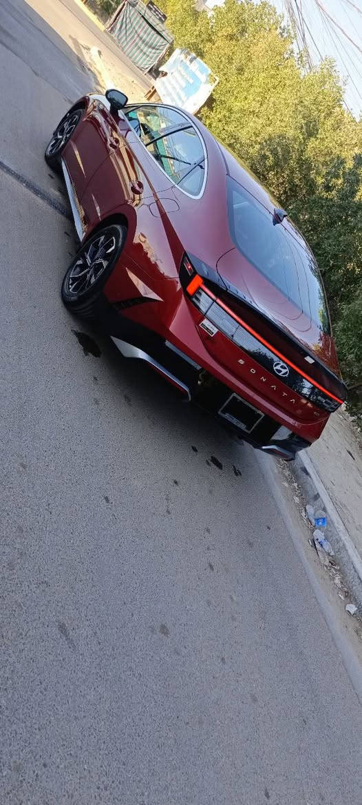 السلام عليكم 
من  رخصة الادمن
سوناتا 2025 نص فول 
لون دم الغزال 
زيرو ماشية 4200
ملاحظه السيارة كلين بدون صبغ بدون تبديل بدون ايرباك
فقط بارد الجاملغ الأيمن بسيط
مواصفات  sel 
شاشه متصله 
كامره دواره
تبريد لمس 
اوتو هولد  هندبريك بصمه 
ثلاثه انظمه قياده 
كشن كهرباء 
لد امامي وخلفي 
كشن تدفئه
بصمه ابواب وبصمه تشغيل 
تشغيل عن بعد 
مكينه 2500بانزين
كير تعليك 8نمر
ويل 17
تحديد مسار 
رادارات امامي وجانبي
بعد بيها مواصفات
ولسياره جديده بمعنى الكلمه مال جني
السياره دخول جديد
مكان السياره بغداد الغزاليه
منفيست باسمي
 للاستفسار
***********
