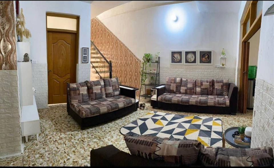 السلام عليكم
للبيع بيت في كربلاء – طويريج

المساحة: 120 م²
طابقين يحتوي اربع غرف نوم وصاله واستقبال ومطبخ وتلاث صحيات 
طابو زراعي
الخدمات: مجاري + تبليط
العنوان /كربلاء/طويريج/حي الجمعية/شارع اصحاب الكساء  
للتواصل :  ***********
