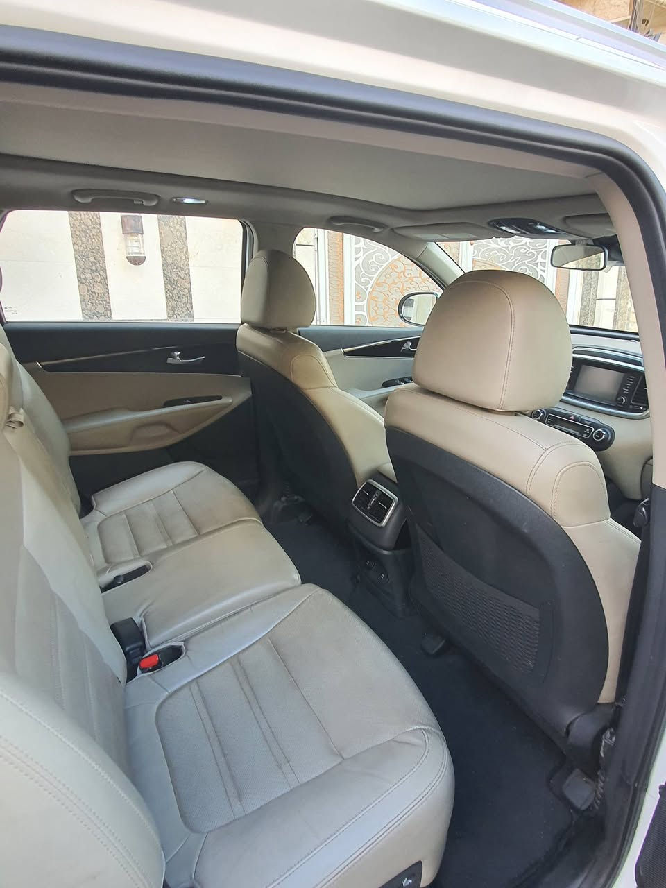 بسم الله الرحمن الرحيم
السلام عليكم
🛑للبيع كيا سورينتو 2020 EX بلاك اديشن،
**السيارة كلين تايتل** 
——السيارة فول مواصفات ———
بانوراما + ثلاث قطع تبريد + دواخل ابيض + بصمة + كيشنات تدفئة + صندوق ذكي+حساسات ، وباقي مواصفات الEX معروفه ،
اربع أنظمة قيادة السيارة ، 6 سلندر محرك 3.3L
السيارة مكفولة من الشاصي والمحرك والايرباك ايضاً ، ضررها بامريكا فقط دعاميات امامية وخلفية ومثل ما موضحه عندكم بالصورة ،
السيارة ماشيه  41000mi حقيقي  , سيارة جديدة كلش ونظيفة
السعر : 245$
مكان السيارة بغداد -بلديات
الرقم للاستفسار: *********** , حسام المياحي
