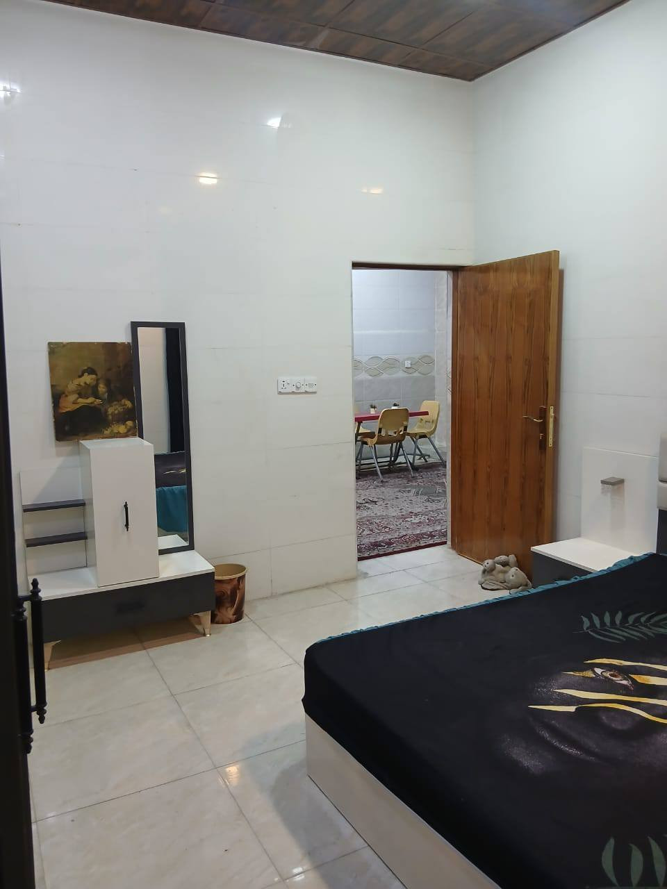 السلام عليكم ..شكرا لأدارة الكروب ..للأيجار شقة مؤثثة ط ٢ للطالبات او عائلة صغيرة ..العنوان الدورة شارع ٦٠ متكونة من غرفتين نوم   ...للعلم الايجار شامل النت والسحب والكهرباء الوطني والماء  ...بدون دلالية .  للمعلومات الاستفسار  *********** ..واتس اب او مازنجر  ...الصور مرفقة بالمنشور .
