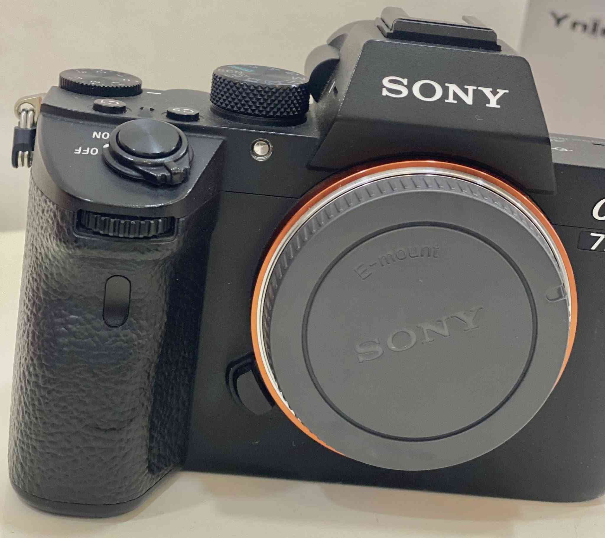 كاميره سوني مارك ٣ بدي شتر ٨ الف مستعمل معه عدسه ٣.٥ مليم بل كارتون كاميره معه عدسه مع ٢ باتر مع كفر اصلي مع جانطه ١٠٠٪؜ نضافه  --سعر  مليون و٧٥٠ الف واتس اب ***********
