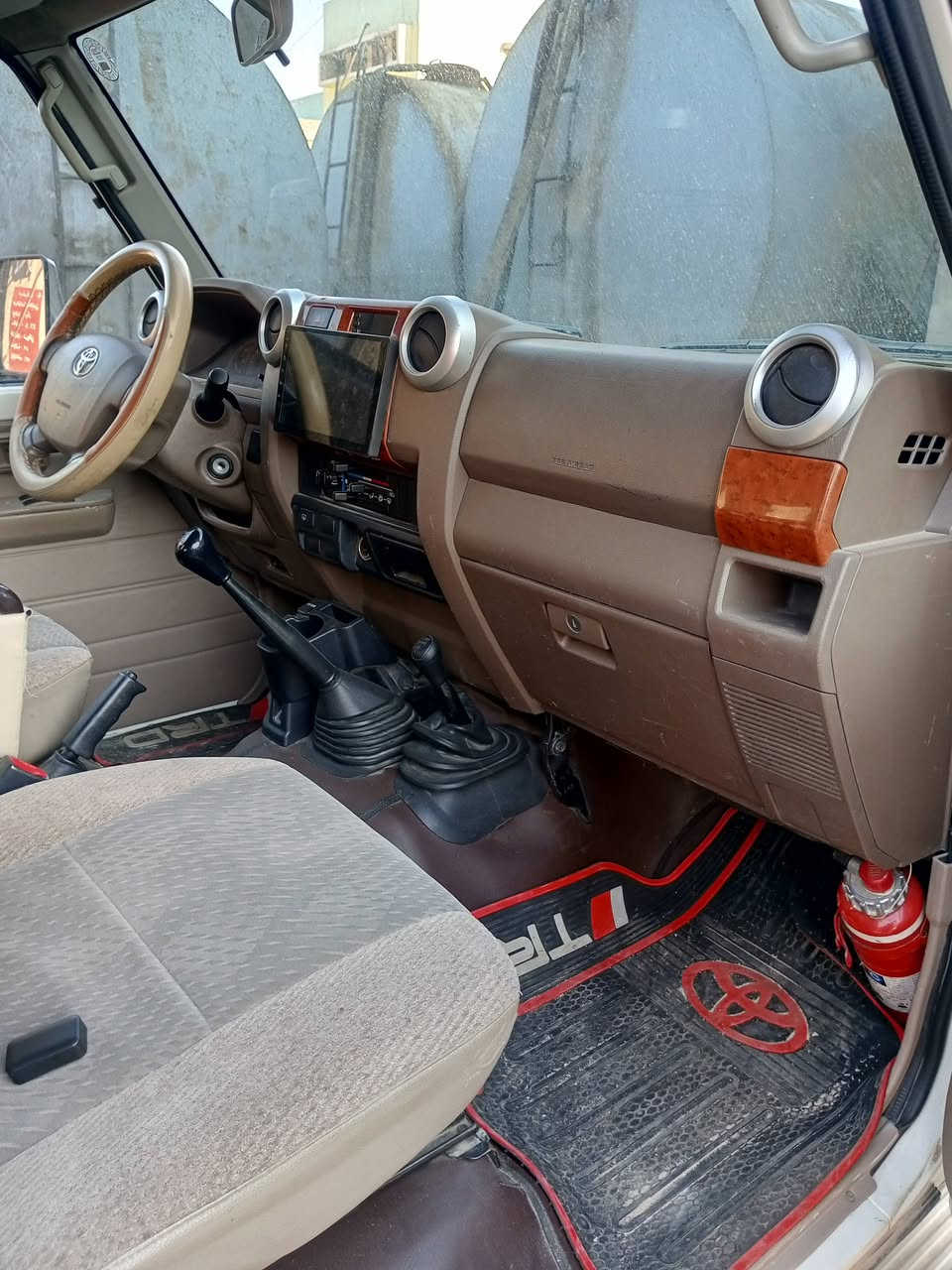 للبيع 
تيوتا لاندكروز حوثية 
2013
وارد خليجي 
السيارة مكفوله كفاله 
من الصبغ وتبديل وبارد 
السيارة جديده 
شرط كير ومحرك مكفولات 
ع وضع الشركه 
رقم بغداد 
تبريد ثلج 
مكان بغداد الكرخ 
***********
