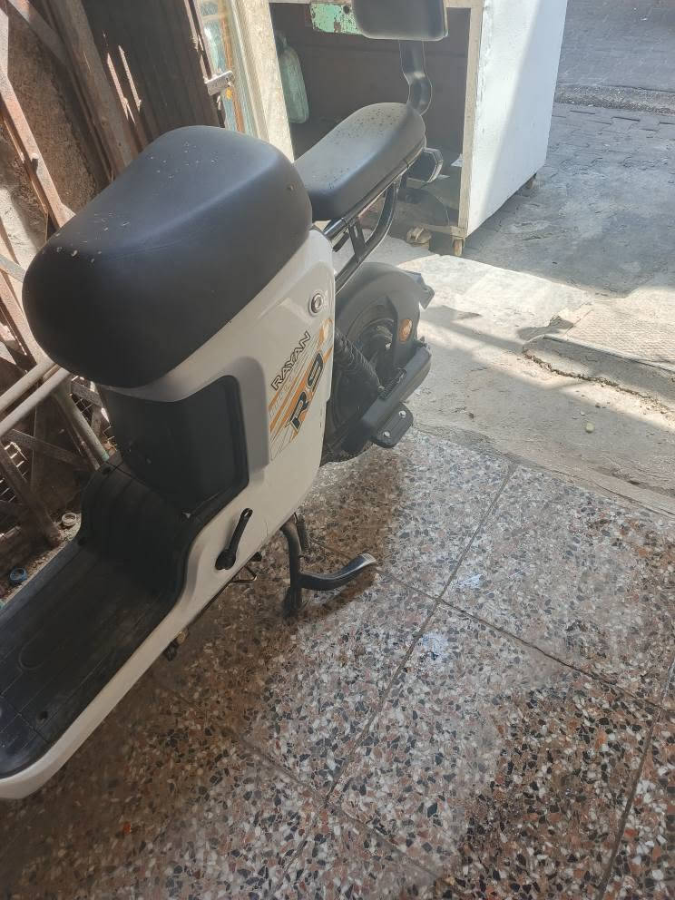 دراج شحن نضيفه 5 بطاريات سعره 450 وبيه مجال 
رقم المبايل *********** بغداد, العراق
