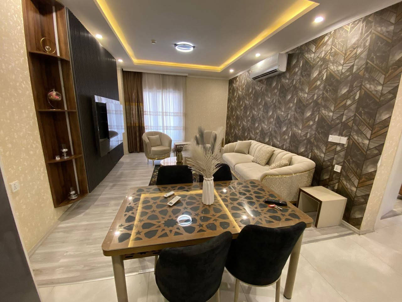 🔹شقة مؤثثة  للأيجار 🔹
-في مجمع واو تاورز 

-بموقع ستراتيجي و علی شارع 100م

-قریبه علی جامعة جیهان و تیشك و لوبناني فرنسي مقابل بنك جيهان

-تتكون من 👇

-غرفة نوم

-مساحة 90م

-صاله 

-مطبخ 

-صحيات 

-بلكون

-طابق 14

- مجمع بها كراج لوقوف السيارات و حدیقة 
- ماي وكهرباء ۲٤ ساعة 
وكل الخدمات موجوده بالمجمع

للاستفسار اكثر اتصل علئ الرقم التالي ***********
