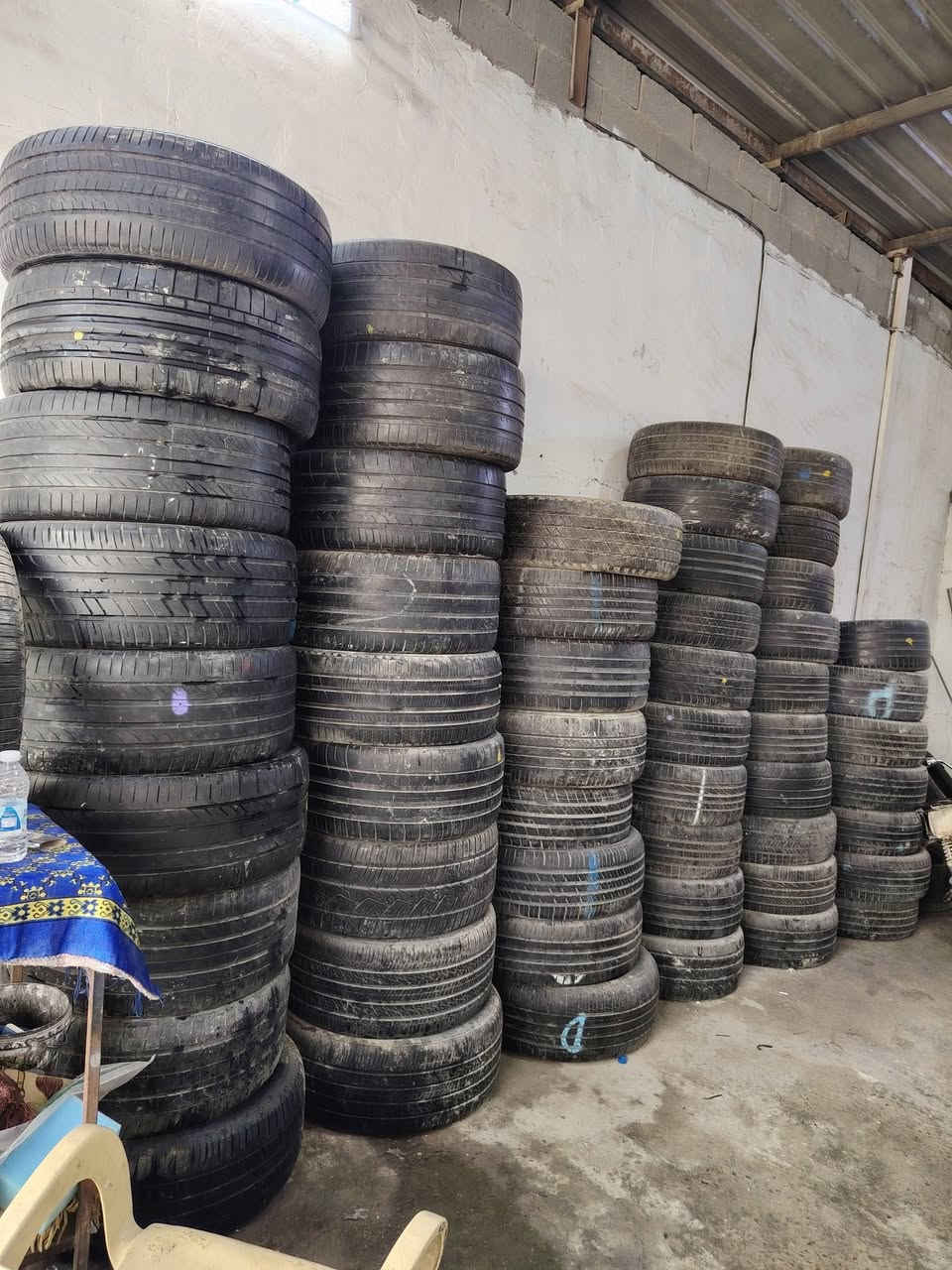 تصفية تايرات باله زيرو اخو الجديد 40 زوج شلعه وحده سعر جدا مناسب القياسات الموجوده من 16 لل 20 وبيهن اربع زواج 21 انتاج قريب  أغلبيتهم ستندر شلعه وحده سعر الزوج 23 الف قفل مكاني نجف حي النداء شارع المجمعات للاستفسار ***********
