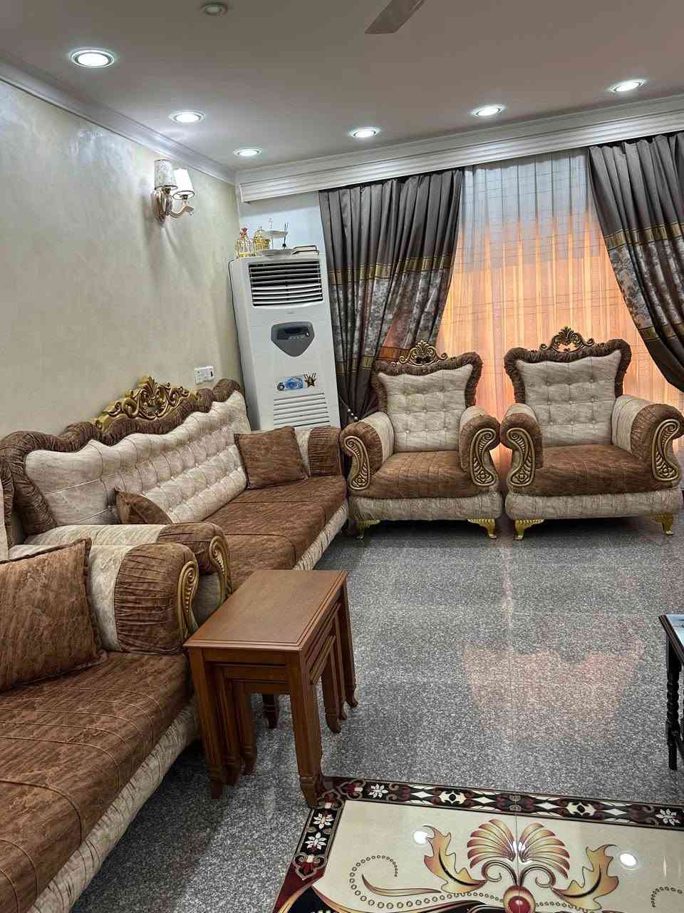 سلام عليكم تخم للبيع جديد مامستخدم هواي ثلاث قنفات وكراسي ثنين  السعر 800  الرقم ***********
