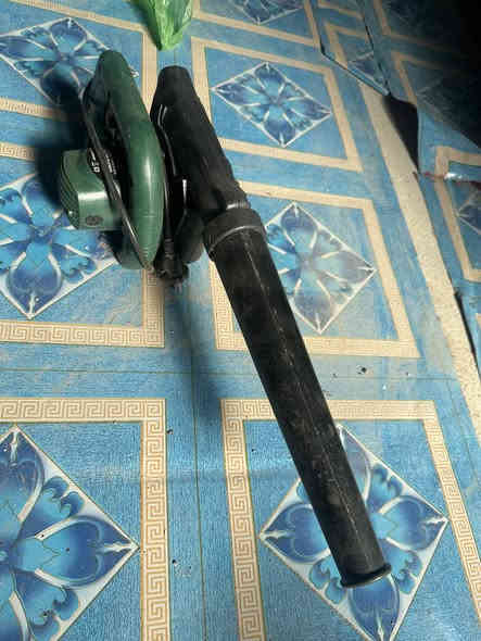 السلام عليكم ورحمة الله وبركاته 
غراض للبيع جديده جدا شغاله 
مكينه خياطه سعرها ب50الف
سماعه سعرها 15الف
منفاخ هواء كهربائي سعرها ب25
مكاني بغداد مدينة الصدر داخل 
رقم ***********
