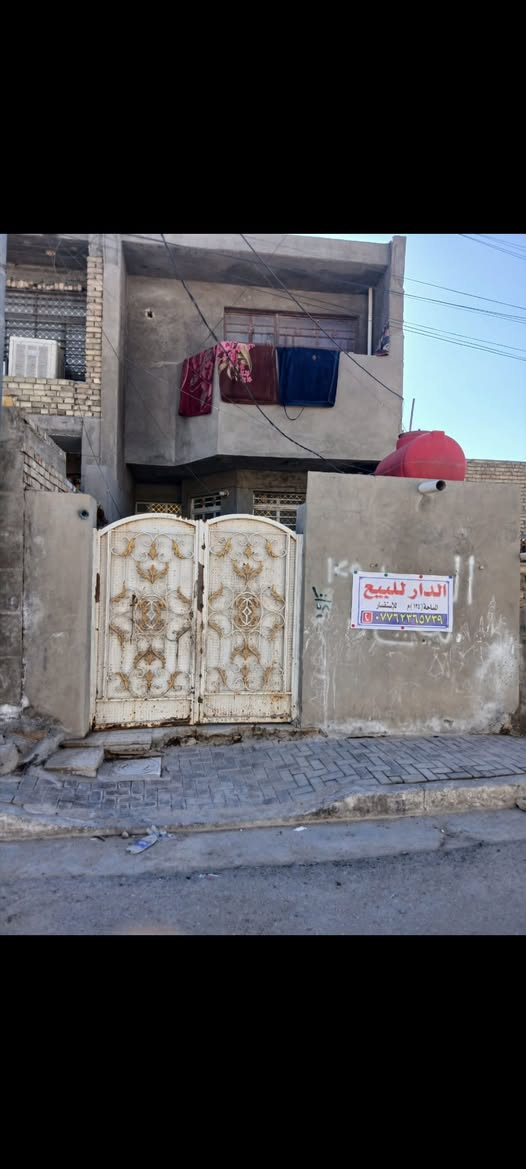 السلام عليكم بيت بحي السفير مساحه 125 ثاني فرع عن اسواق ابوعراق طابق ونص يصير يكعد بي عائلتين أو تريد اشيله الحائط الي بالنص سند 25طابو زراعي عالي عن الشارع السعر 95 للإستفسار عل رقم ***********
