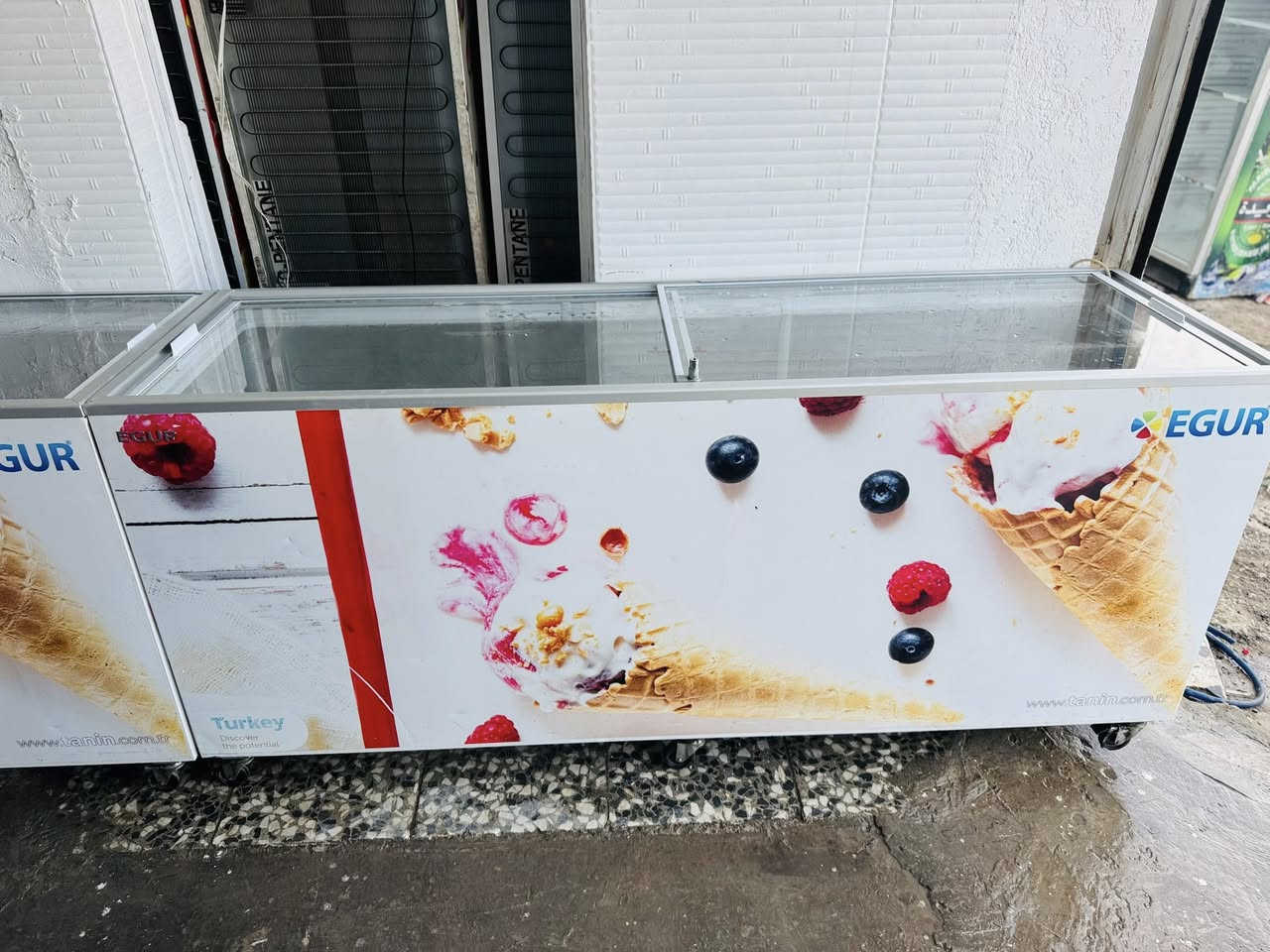 مجمدات طرحيه للبيع تركي الآصلي 🇹🇷استعمال قليل كلش نضافه 💯 حجم ٢٢قدم قياس مترتين و١٠ الشراي يتصل *********** مكاني بغداد
