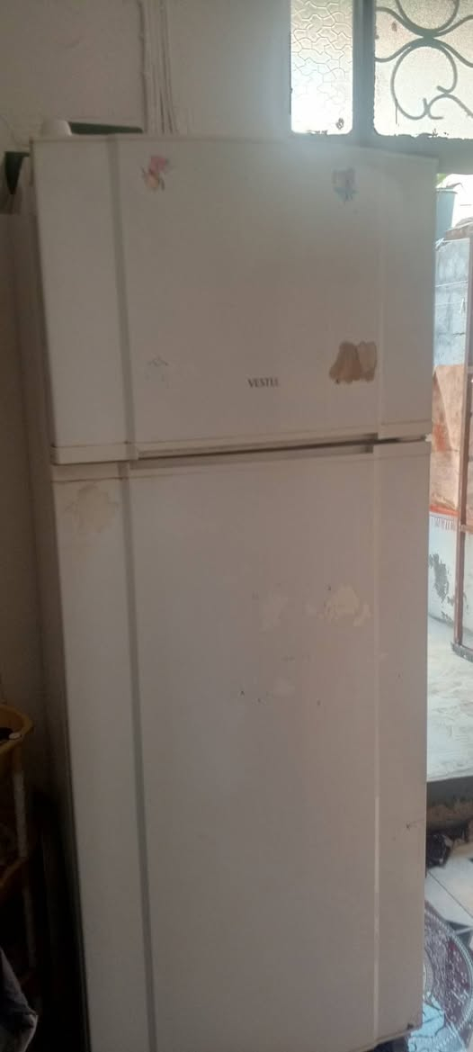 السلام عليكم ثلاجة نضيفة للبيع ومناسبة للتصال ***********
