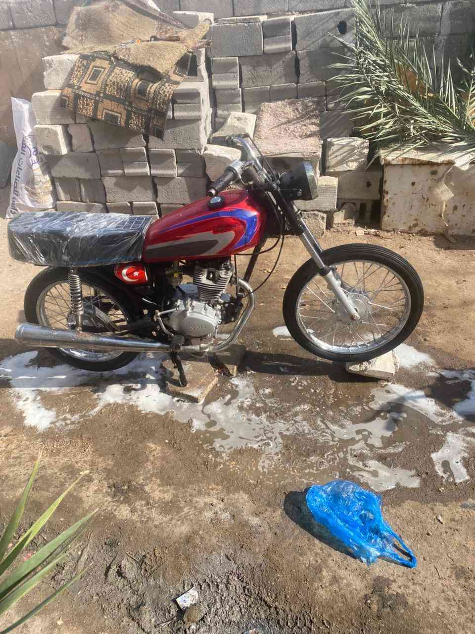 سلام عليكم دراجه ايراني للبيع ادوات مكفوله من السرقه دراجه تخبل شلعه ومعدل محرك ناعم ماينسمع اريدها ب 375 وبيها مجال مكاني بصره الجزائر رقم ***********
