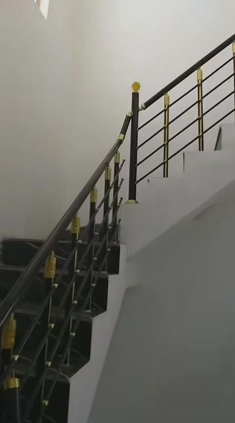 بيت للبيع منطقه حي المهندسين قرب سيطره الشعب القديمه بناء حديث طابقين 3غرف نوم وصاله ومطبخ وصحيات  وشارع مبلط خدمات متوفره مساحه 100زراعي سند 25 سعر مناسب للاستفسار رقم صاحب البيت ‏‪***********‬‏
