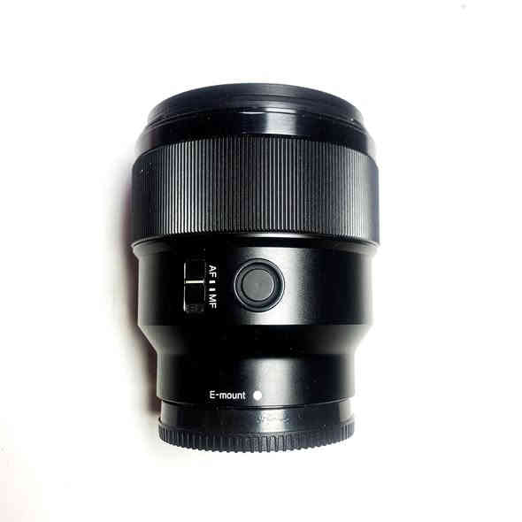 عدسة سوني 85mm f1.8 مع فلتر حماية بدون هود والقبق الفوك فقط القبق الجوا السعر 500 مكاني البصرة توصيل موجود ***********
