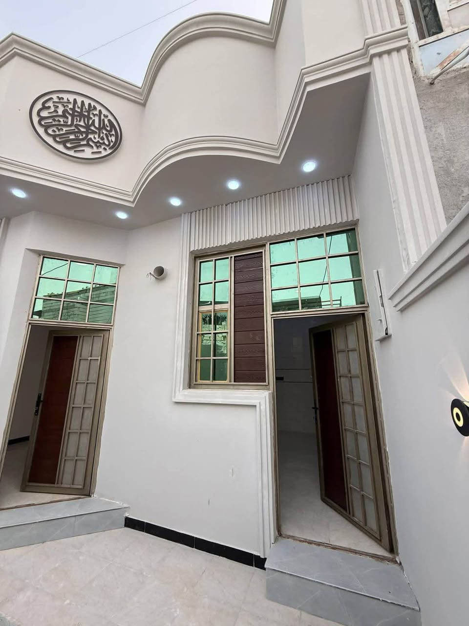 سلام عليكم 

دارين سكن بناء حديث 2026 جديد للبيع 😍

مساحه كل بيت 120 متر 

#طابو ملك صرف زراعي 
بأسم عراقي اصولي 
سند 25

يحتوي كل بيت على 
غرفتين نوم 
و ديوان 
و صاله و مطبخ و مناور 
و صحيات داخلي و داخلي 
بيوت مرتبه 
و كافه الخدمات متوفره 

#العنوان بصره أبي الخصيب منطقه الصنكر 

جميع الخدمات متوفره منطقه كلش مرتبه و جيران ذهب  

سعر البيت الواحد 75 مليون و بي مجال 

صادق 
للاستفسار والتواصل ((***********)) ابو كيان البصرة, العراق
