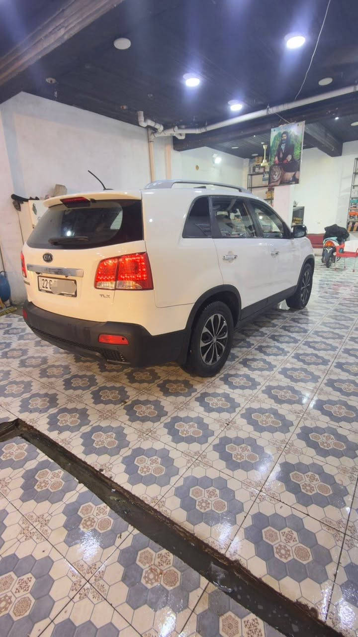 سورنتو موديل 2013 اصل كاز كاز دخول جديد كصه جنطه  سياره فول مواصفات بصمه بنيرامه فتحتين سياره على واضع الشركه جديده كارتون بعته بدهن كوريا كير مكينه كفاله حداديه طخم تاير جديد تبريد ثلج برغي ما بيه نقص سعر 58 وبيه مجال هاتف *********** مكان العماره
