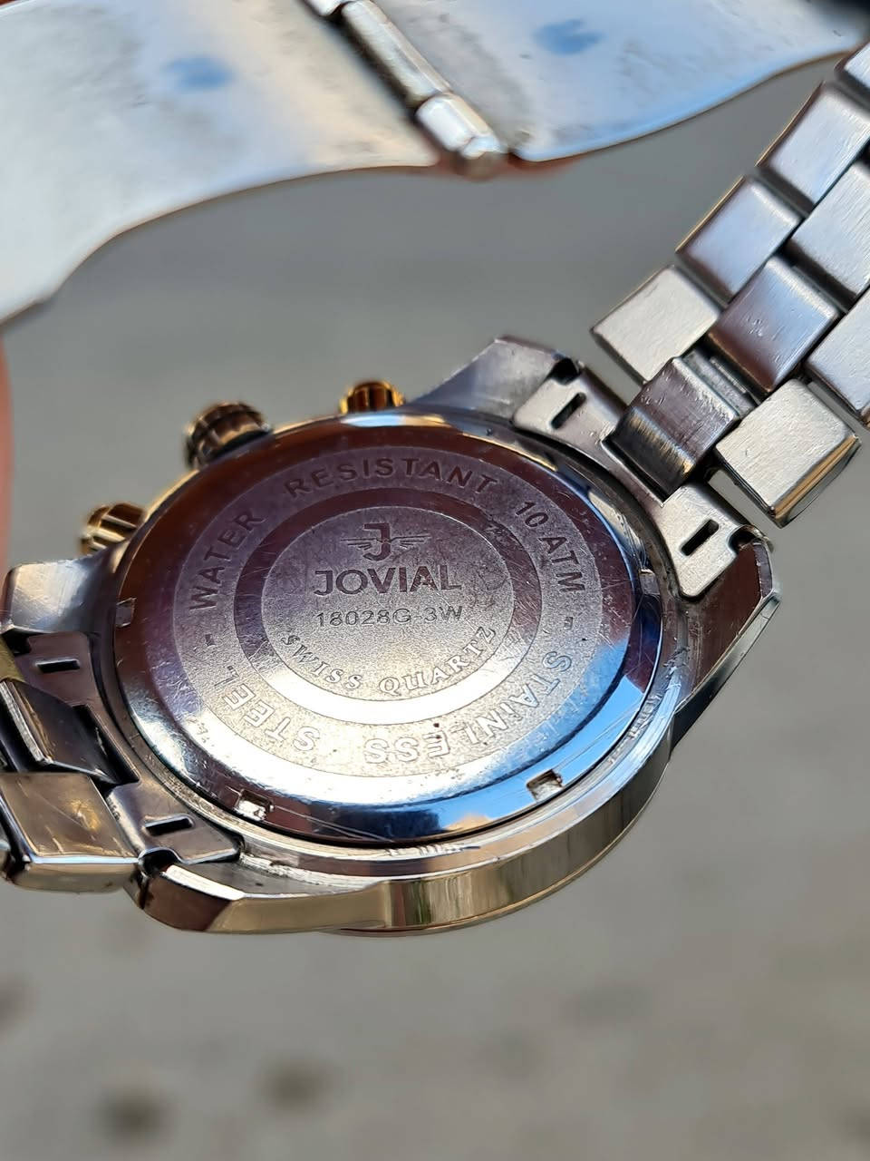 JOVIAL Original SWISS MADE – تصميم رياضي أنيق بلمسة ذهبية جذابة

✨ المواصفات:

عرض اليوم + الشهر بعدادات مرتبة وأنيقة
توقيت 24 ساعة

إطار رياضي مرقّم يعطي حضور قوي على اليد

سوار ستانلس ستيل ثنائي اللون (فضي × ذهبي)

تصميم عملي للدوام والمناسبات

📝 ملاحظة مهمة بكل شفافية:

يوجد شعر خفيف جداً على الزجاج، غير مؤثر على الشكل أو الاستخدام، ومبين بالصورة.

بسعررررر حرررررق وناارر🔥🔥🔥

💰 السعر مقابل المواصفات والاسم صفقة ممتازة
💥 ساعة هيبة وستايل بسعر منافس
اللي يعرف قيمة Jovial بيعرف إنها فرصة 

للتواصل على الرقم التالي او على الخاص 0795472588 

✨️يرجى متابعة الصفحه لكي يوصلكم كل ما هو جديد ✨️⌚️


**إذا كنت صاحب هذا الإعلان وتريد حذفه لأي سبب، رجاءا أرسل رسالة إلى الدعم الفني**