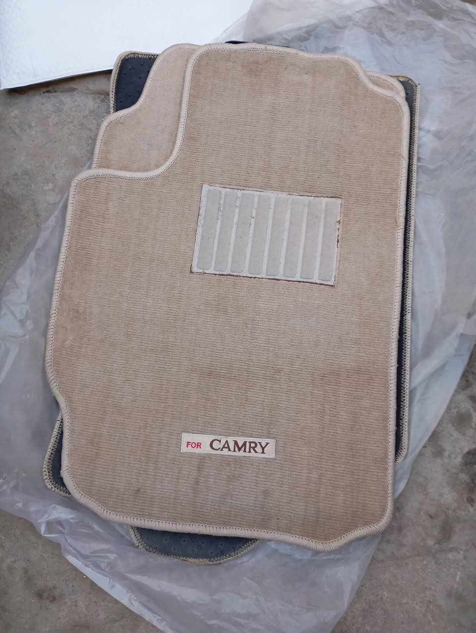 ارضيات كامري 
25000 بدون توصبل 
30000 مع التوصيل 
3 قطع السائق مع جنب السائق والخلفيات يجن قطعة واحدة
قاعدة فيت بم ب 35 كامري موديل 13 
***********
