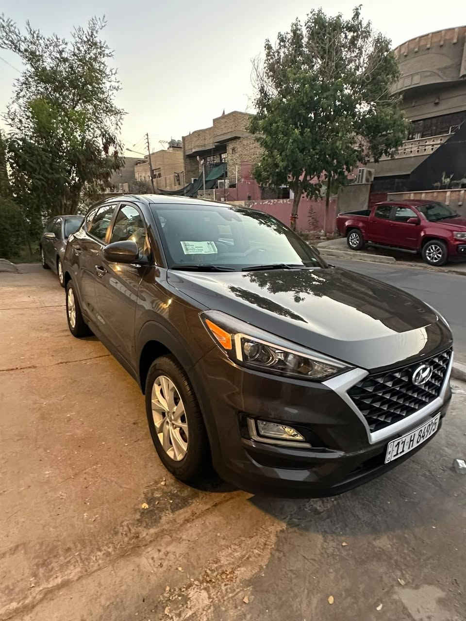 السلام عليكم هونداي توسان موديل 2019 وارد امريكي حادثه باب الصدر 3طلقات فقط ومصبوع سياره بدون حادث مكفوله من التبديل والبارد بدون ارباك سياره جديده بل كارتون ماشيه 55الف مواصفاته نص فول سايد بريك دكمه شاشه كار بلي نفكيشن كامره دواره رادارات 5ويل كب داخل بيجي باقي مواصفات معروفه رقم بغداد سياره مال جناي جديده السعر 162مكان بغداد الامين الهاتف ***********
