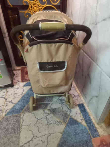 عربانة اطفال تتحمل اوزان ثقيلة
استخدام قليل جدا
ماركة Golden Baby
استعمال مرتين أو ثلاث مرات فقط
نضيفه جدا كلشي مابيها 
السعر ١٠٠ 
عنواني زيونة
مكلفه بالنشر للاستفسار ***********
