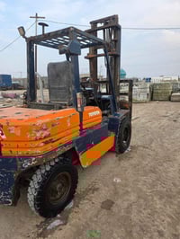 رافعه تيوتا للبيع 3 حركات  3.800 طن مكينة كير عل شرط تخم تاير للاستفسا...