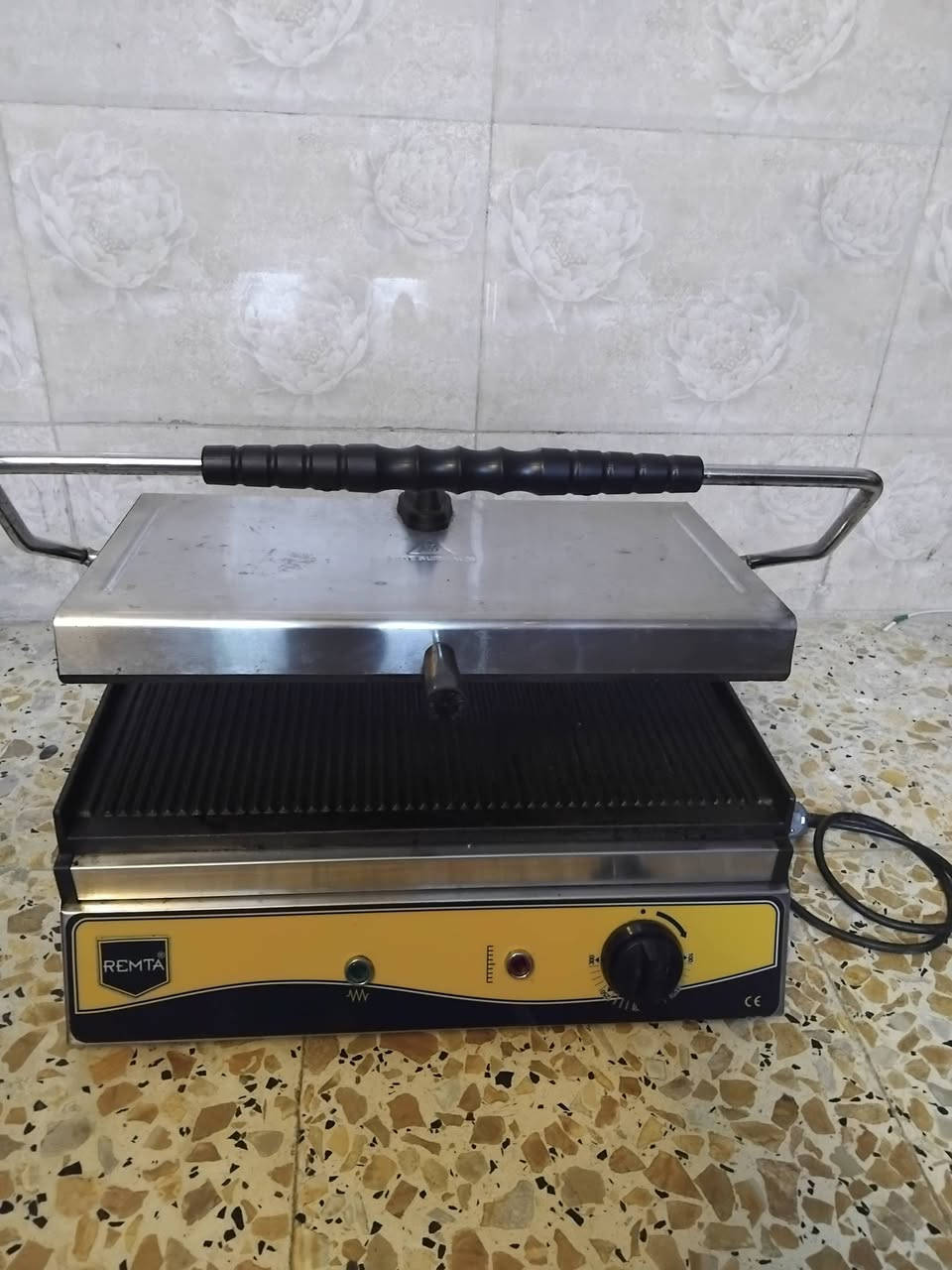 سلام عليكم من رخصة الادمن المحترام عندي كابسة كهربائية ريماتا اهل الخبرة يعرفوها استعمل قليل اخت الجديدة للبيع سعرها ٢٠٠ وبيها مجال لطيبين بغداد الكرخ هاتف ***********
