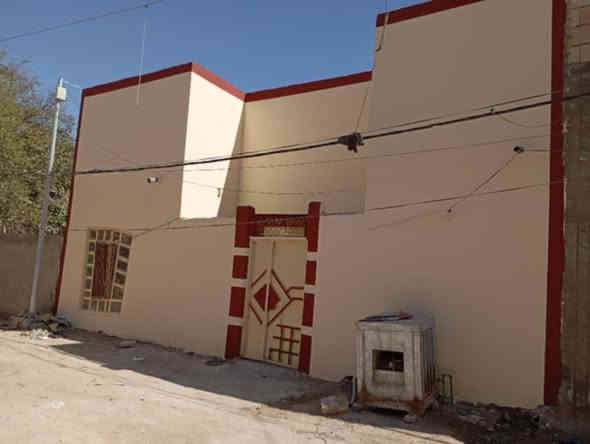 للبيع 100 متر مربعه 10 في 10 حي الرحمة شارع عشرين جهة اليمنئ ثاني بيت عن شارع الزوار بي غرفتين وصالة ومطبخ واستقبال وصحيات بسعر 60 للاستفسار اكثر الاتصال علئ *********** وت ساب ***********
