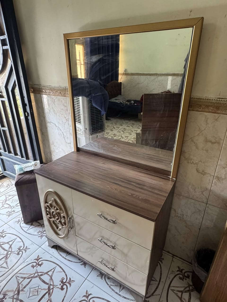 للبيع كنتور + ميز + ميز جرارات + 2 كومدي جربايه
قيم واخذ ***********
