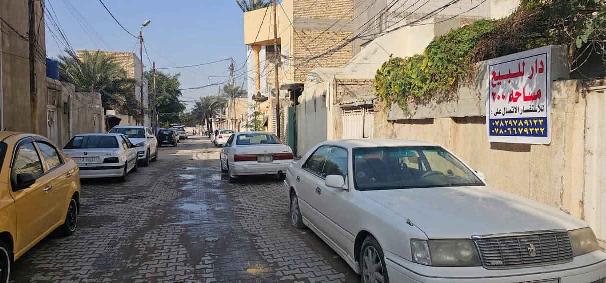 السلام عليكم 
بيت 200م  بناء قديم في حي القادسية
شارع8قرب السوق العصري وقرب المدارس للأستفسار الاتصال ***********
