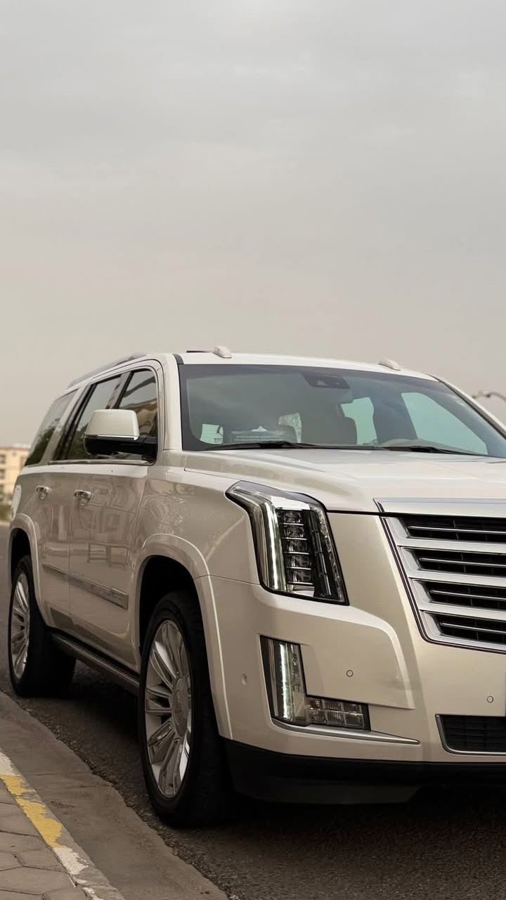 السلام عليكم كديلاك اسكاليد موديل 2018 خليجي وكاله المنصور بلاتينيوم VIP دبل رادار فول مواصفات هزه ورقم اربيل الجديد كفاله ضربه وتبديل وصبغ وبارد وشخوط حته الدعاميات ماشيه 105KM جديده السياره . 
العنوان : بصره 
رقم الموبايل ***********
