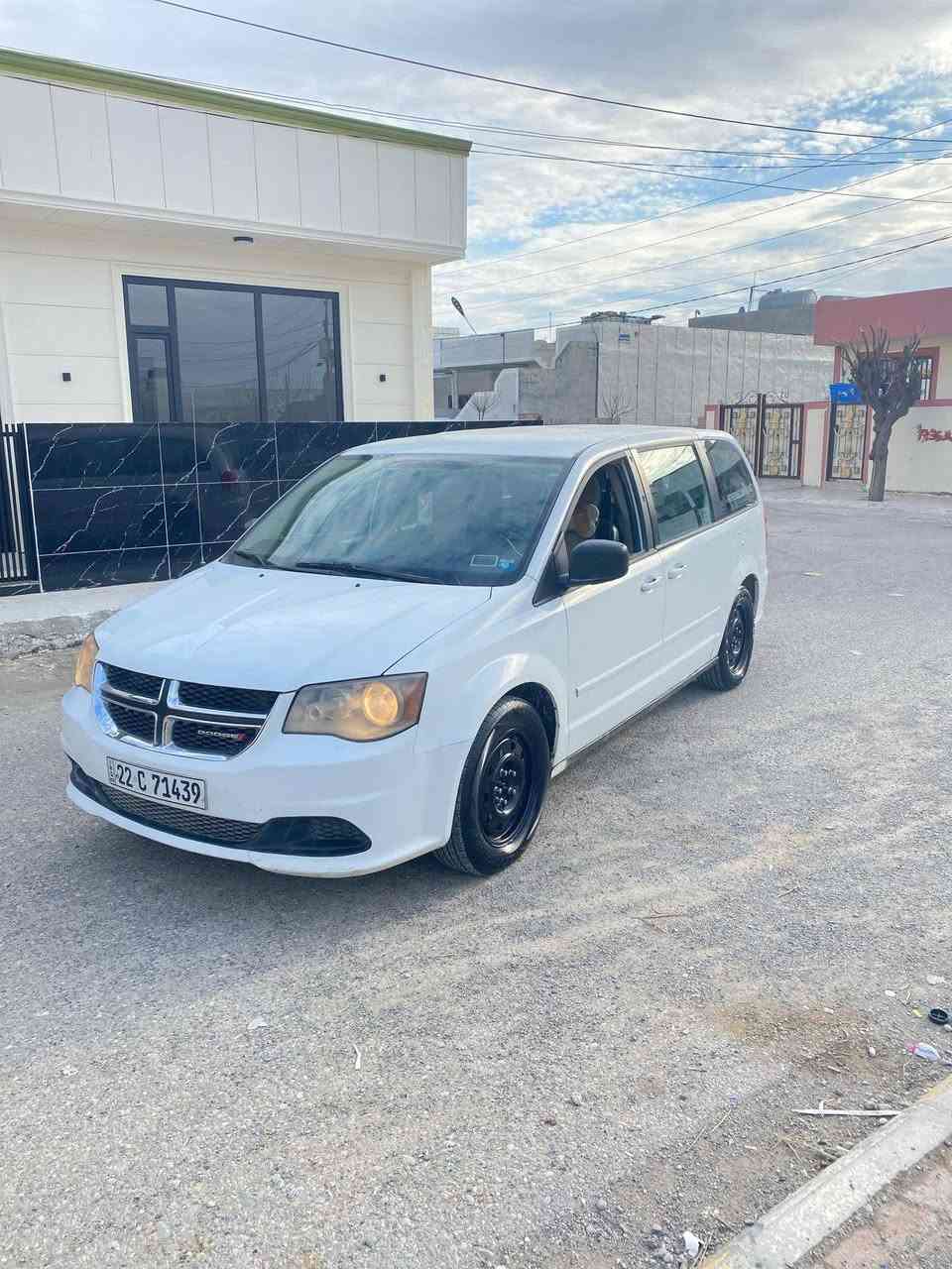 السلام عليكم
دوج كرفان موديل 16 للبيع 

تبريد ثلاث قطع 

جام كهرباء 

منضومه غاز 80 لتر 

السيارة باسمي 
تخم اطارات نكسن كوري قبل عشرة أيام شاده 
حادث السياره باب السائق+الباب سلايد 

السعر 138$

***********
