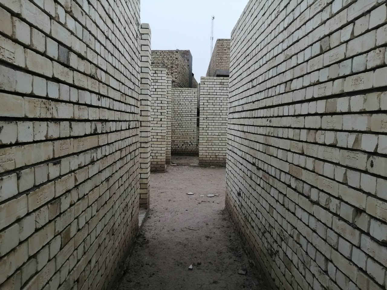 السلام عليكم هيكل لبيع طابو مساحته ١٨٠ شغله درجه أوله غرفتي نوم وصاله مطبخ واستقبال مجاري كامله مكان القاسم حي الوحده لاتصال ***********
