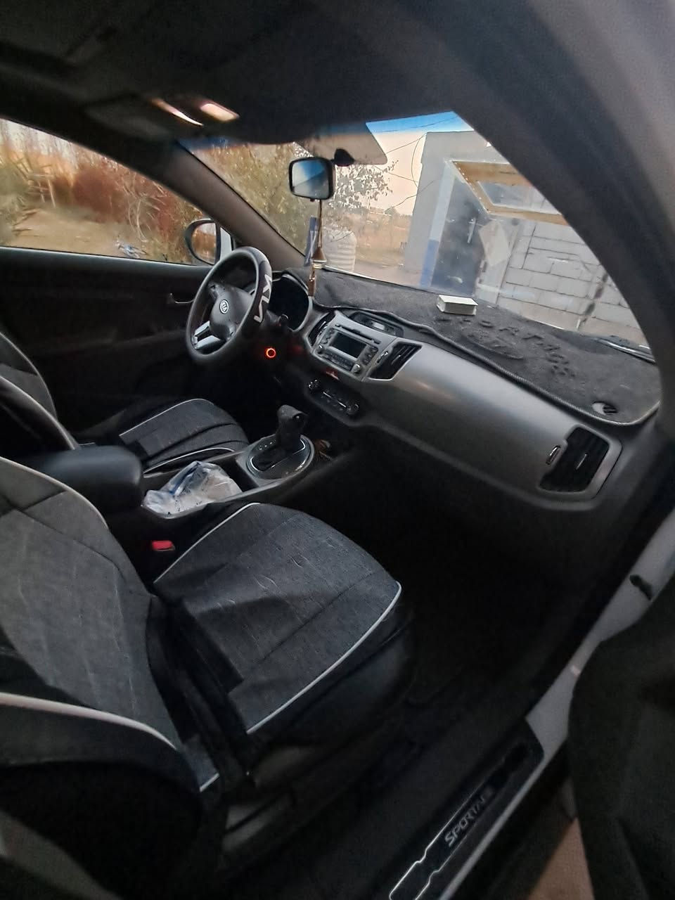 السلام عليكم سبورتج خليجي للبيع موديل 2011 فول عدا البصمه حساسات خلفيه وجانبيه مكينه 2400دوش بانوراما اشاير بل مري مري شفط مكينه وكير مكفولات مكينه ما مفتوحه بيهه ربع باب خلفي كما موضح بل سونار وشخط بلجاملغ الخلفي عكس السايق بيهه تكحيل جدآ بسيط بلجنطه موضح بلصور السعر150 وبيهه مجال حك الجيه الاستفسار الاتصال على الهاتف  *********** //***********
