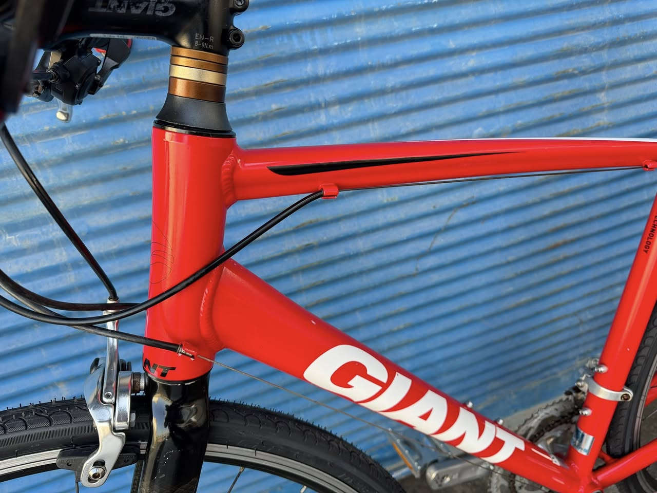 السلام عليكم اخوتي الغوالي رمضان كريم عليكم 
ان شاء الله 700 حجم 28 قياس M فريم 50 
ماركة (GIANT) غني عن التعريف معدنه المنيوم 
ماشه كربون فايبر سستم شيمانوا كلاريس خلفي 
امامي شيمانوا نمره  2/8  بدلات شيمانوا طبعن 
الدراجة صير رود وصير هجين من الجهتين وعل 
وضع الشركة بلادي نظافة 100/90 ولونهاا يخبل 
سعرهاا 250 الف وبي مجال بصيط اخوتي توصل 
*********** عنواني موصل تتوفر خدمة توصيل 
جميع محافظات العراق وتحياتي لكم جميعا ً
