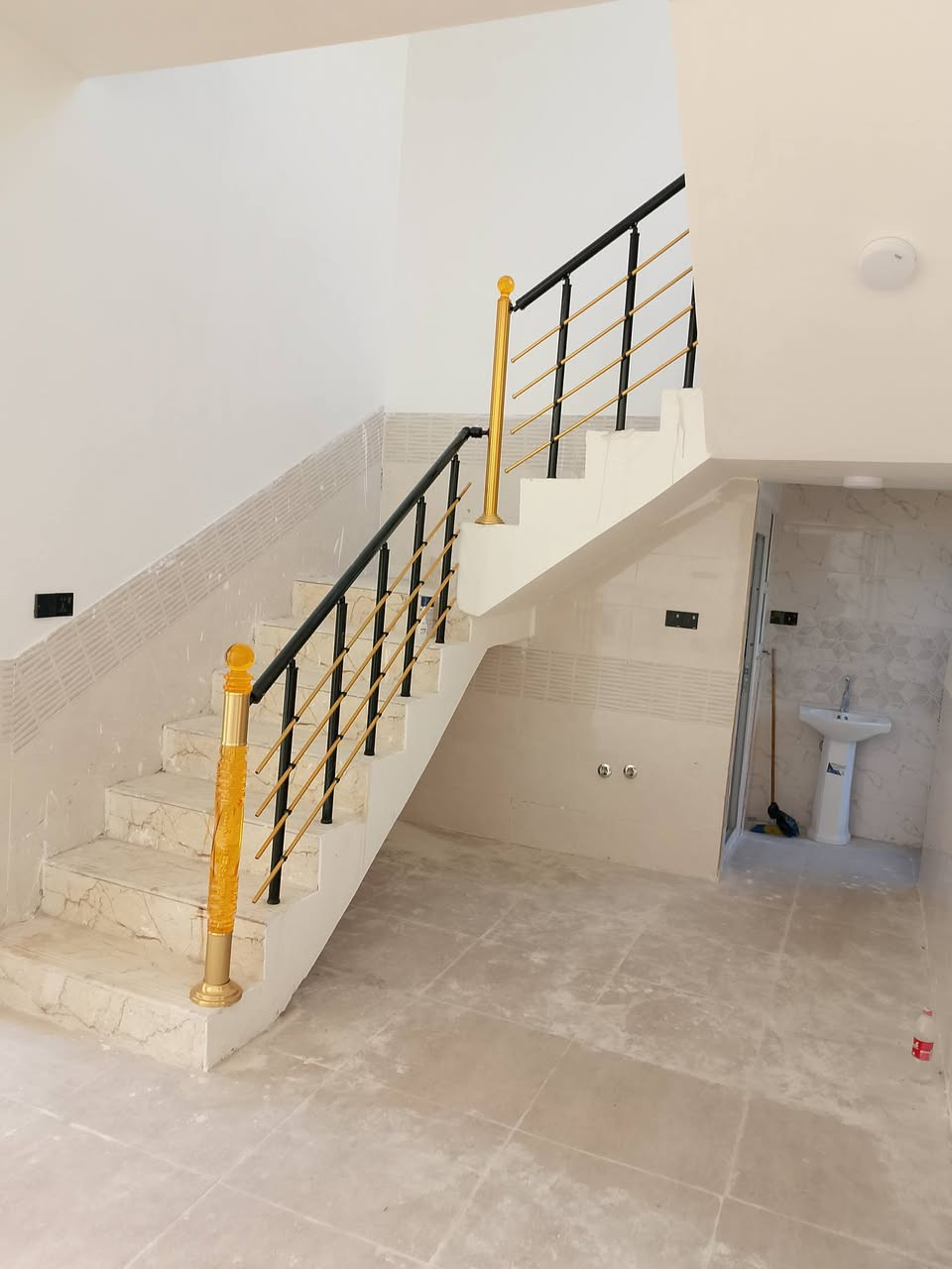 البيت للبيع طابو زراعي 300 متر سند 25 حي الامين الثاني مقابل المدارس خدمات كامله بناء 2025 ثلات غرف نوم استقبال مطبخ صاله صحيات داخل وخارج كراج حديقه البيت فارغ مامسكون سعر على الاتصال ***********
