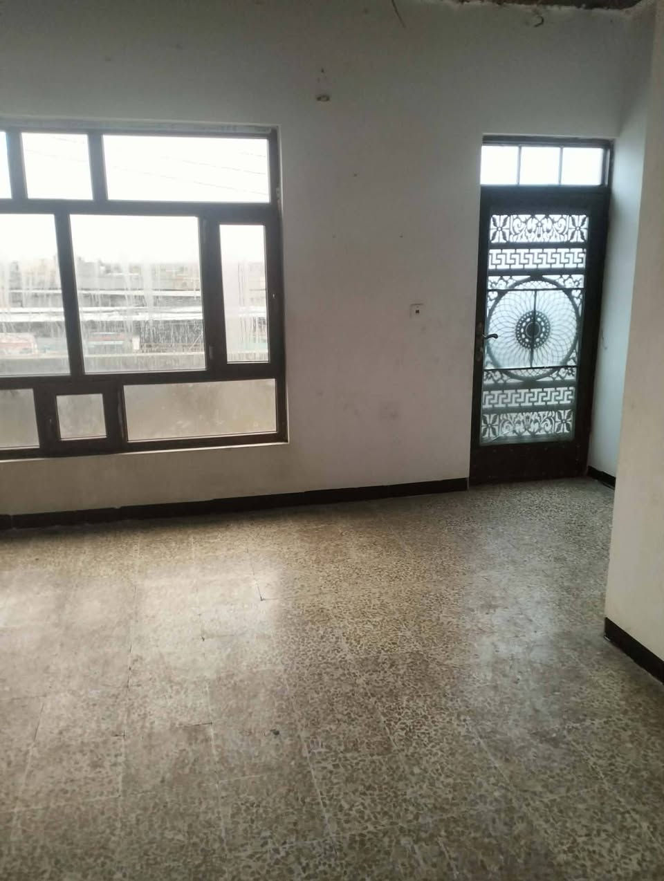 شقة للايجار بالقوسيات على شارع ادهوك القديم قريب من السوك والصناعة ثلاثة غرف نوم واستقبال وهول ومشتملات.درج منفصل بحدها.. ايجارها 200 الف

***********
***********
@الجميع
