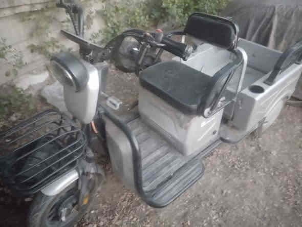 السلام عليكم اخوان دراجه شحن ترهم ستوته صغيره وترهم مقعد خلفي نظيفه جدا مراوس بستوته او بيع سعرها ٧٥٠ وبيها مجال بسيط مكاني بغداد الدوره ***********
