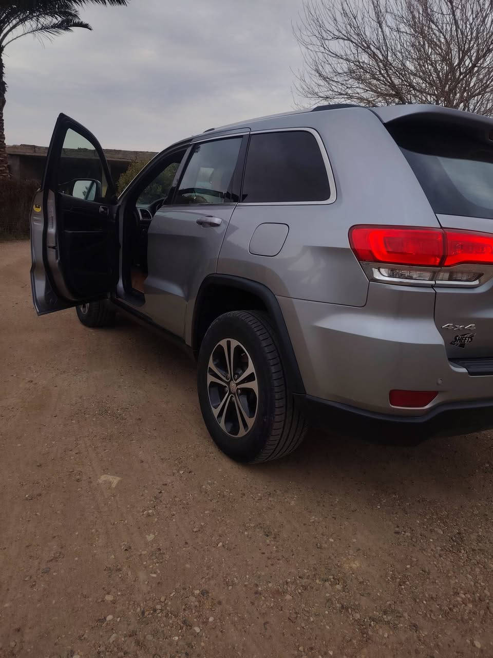 سلام عليكم #جيب ٢٠١٧ وارد أمريكي قطعه وحده مبدله فقط بنيد حادثهه كلش حلوو مصبوغ الجاملغ الأمامي الأيمن بدون تبديل سياره كلش جديده بدون دواخل سياره  نضيفه وبل خير ع ياخذهه
لل استفسار ***********
مكانهه بغداد اليوسفيه
سعرهه ١٩٨
🌷
